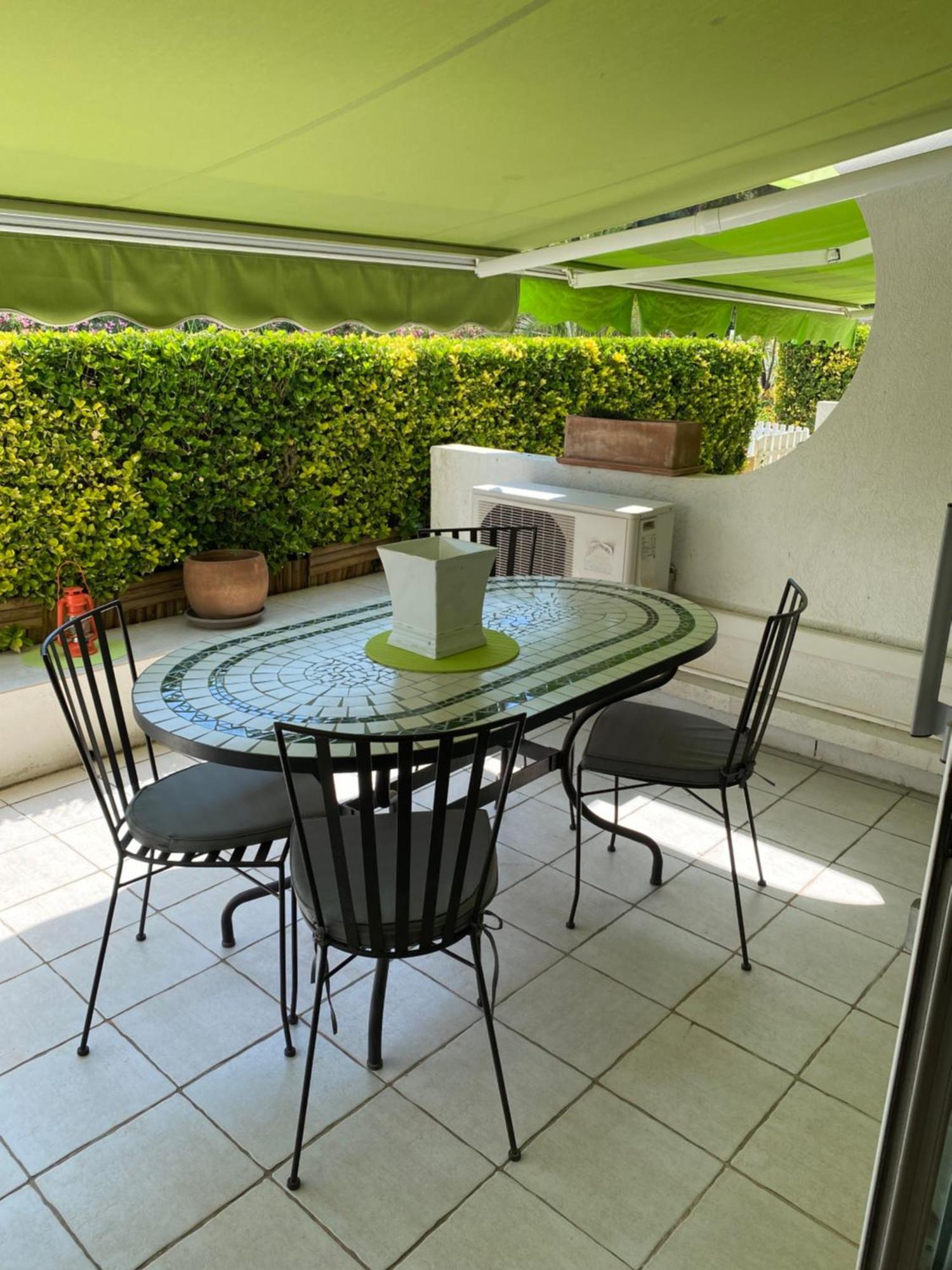4 Personnes Avec Terrasse Et Piscine Proche Et Commerces Апартаменты *